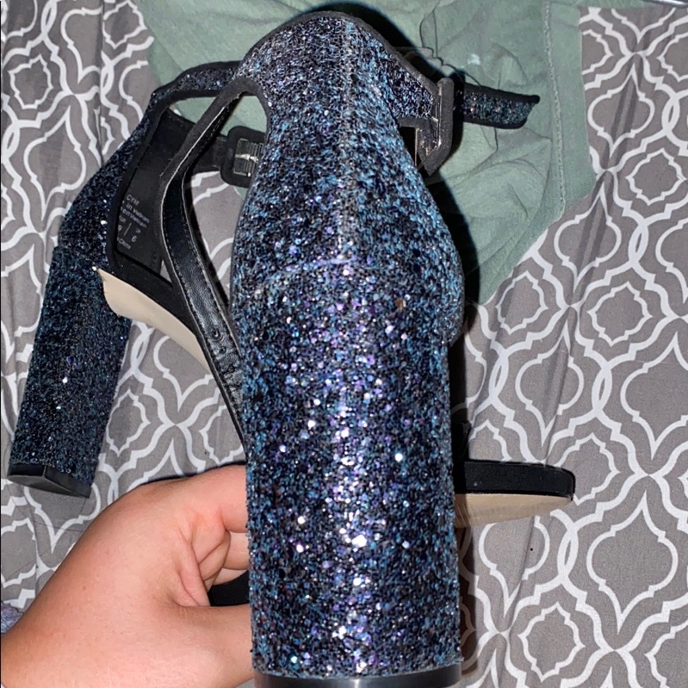 Heels - Picture 4 of 4